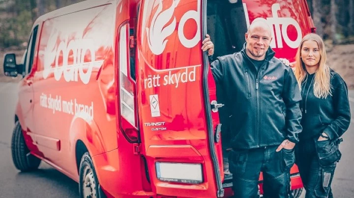Dafo Brands servicetekniker står framför bil 